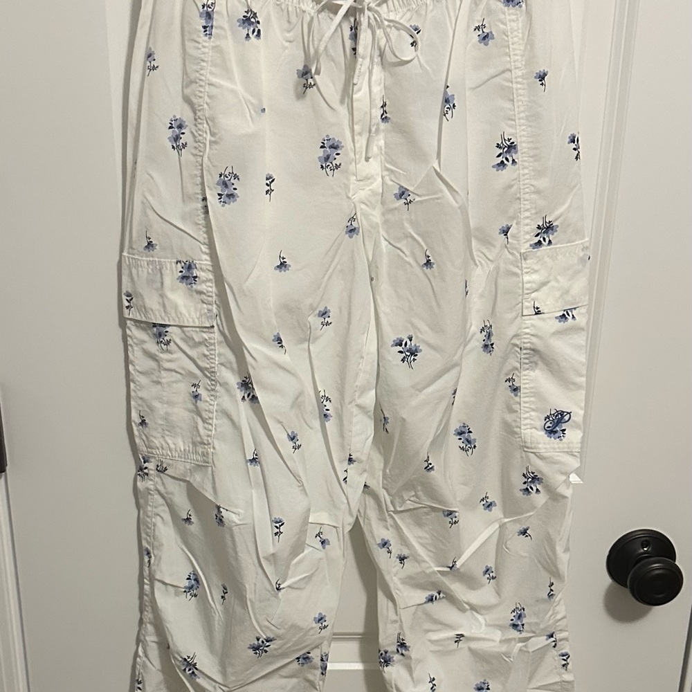 PINK Victoria's Secret low rise White Parachute Cargo Pants with Blue Floral